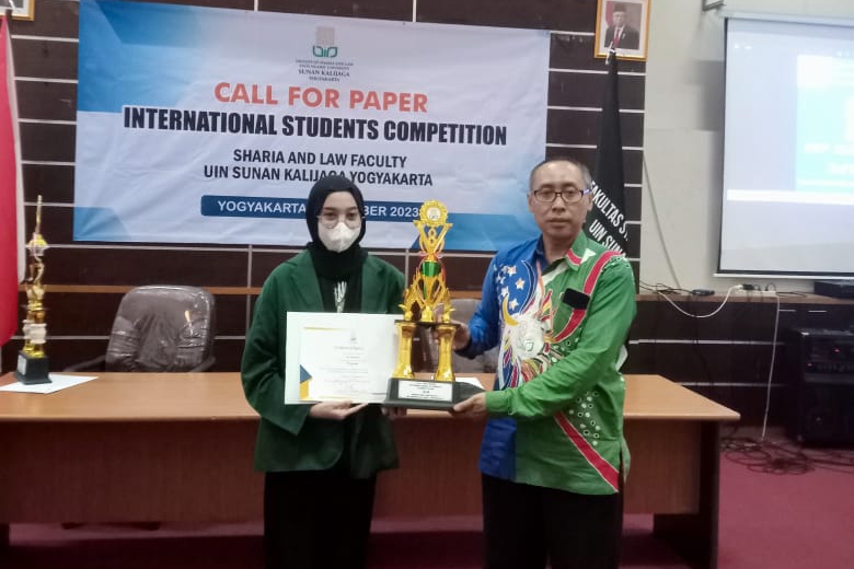 Siti Habibah, Mahasiswi Universitas Al Falah Assunniyyah (UAS) Kencong Jember ini berhasil meraih juara 3 dalam lomba karya ilmiah internasional yang digelar oleh fakultas syariah dan hukum Universitas Islam Negeri (UIN) Sunan Kalijaga Yogyakarta.